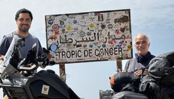 La aventura del argentino que recorrió África en moto con su papá: el choque cultural y las 500 figuritas de Messi como pasaporte